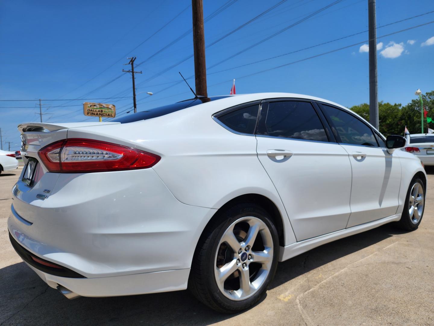 2016 WHITE /BLACK FORD FUSION SE SE ECOBOOST (3FA6P0HD5GR) , AUTO transmission, located at 2660 S.Garland Avenue, Garland, TX, 75041, (469) 298-3118, 32.885551, -96.655602 - Welcome to DallasAutos4Less, one of the Premier BUY HERE PAY HERE Dealers in the North Dallas Area. We specialize in financing to people with NO CREDIT or BAD CREDIT. We need proof of income, proof of residence, and a ID. Come buy your new car from us today!! This is a Super Clean 2016 FORD FUSIO - Photo#3